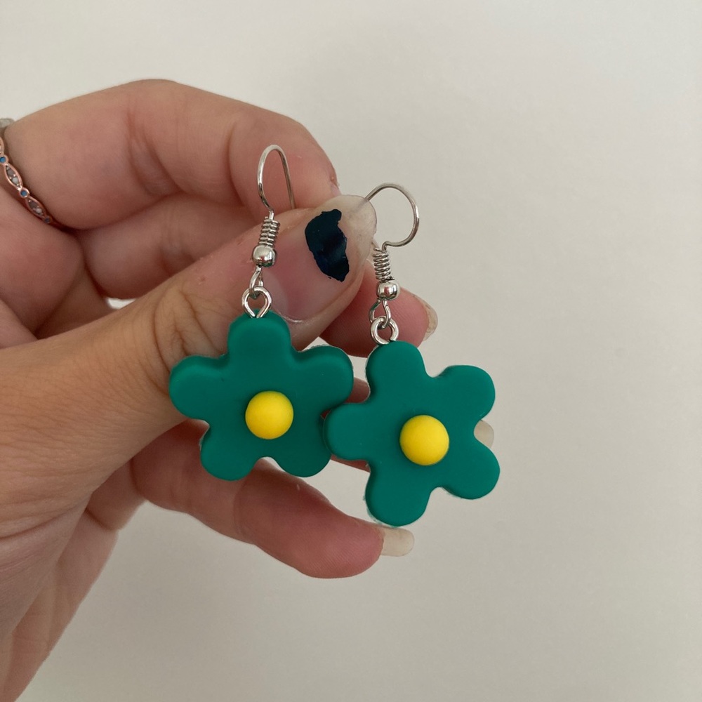 green flower earrings